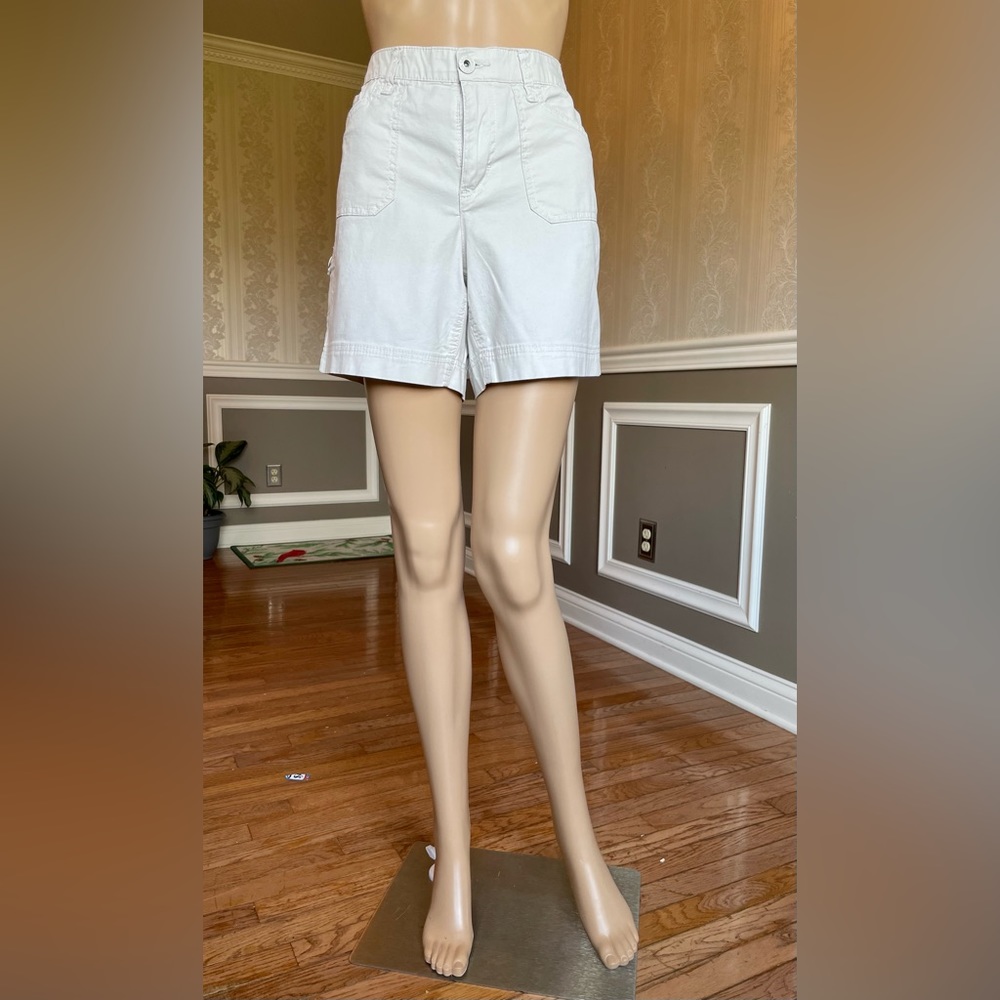 Gloria Vanderbilt! Sammy khaki shorts/Missy size-6